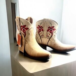 Dan Post Embroidered Cream Western Boots Size 6.5